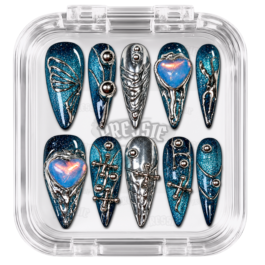 Faux ongles bleus à motifs de galaxie et bijoux argentés, présentés dans leur boîte Pressie Nails — Shapu Galaxy. @product