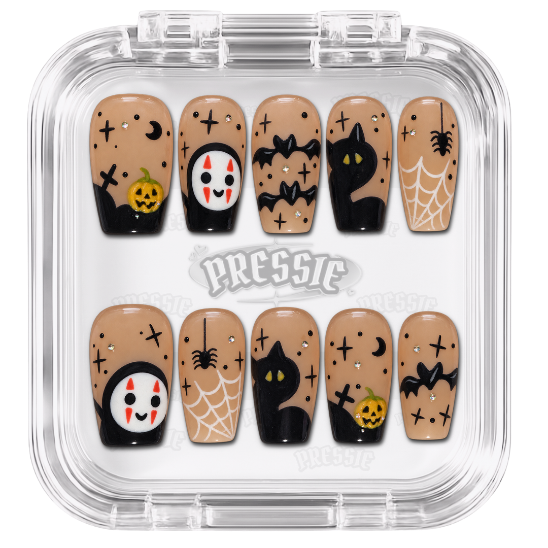 Faux ongles nude et noirs à motifs de citrouilles et fantômes, présentés dans leur boîte Pressie Nails — Chihiro. @product