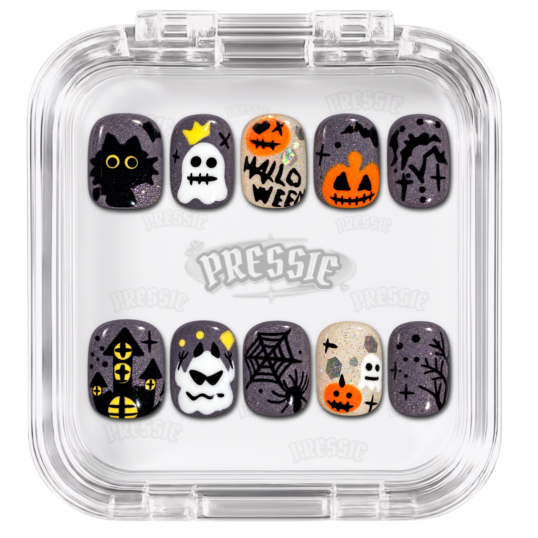 Faux ongles à citrouilles, fantômes et motifs noirs sur fond gris et violet, présentés dans leur boîte Pressie Nails — Cute Panpukin. @product