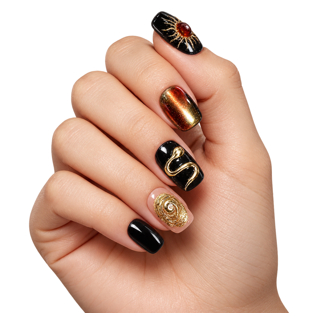 Faux ongles noirs et ambre à soleil, effet œil-de-chat et décors dorés portés sur une main — Darkin. @worn