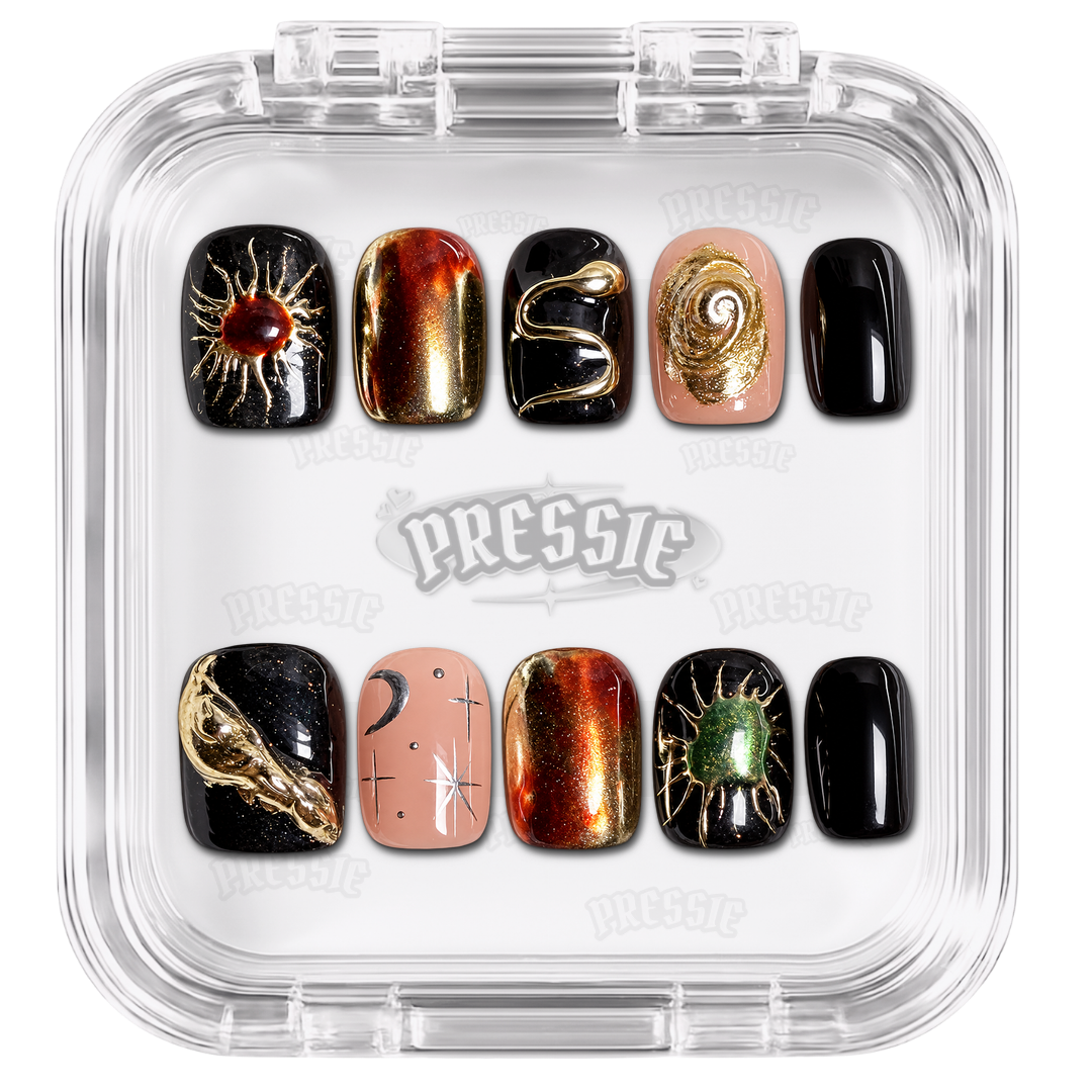 Faux ongles noirs et orange à bijoux et motifs argentés, présentés dans leur boîte Pressie Nails — Darkin. @product