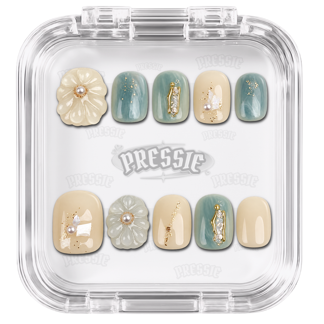 Faux ongles beiges et verts à fleurs en relief et détails dorés, présentés dans leur boîte Pressie Nails — Donghun. @product