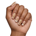 Faux ongles beige à french ivoire, nacre et reliefs dorés portés sur une main — Koharu. @worn