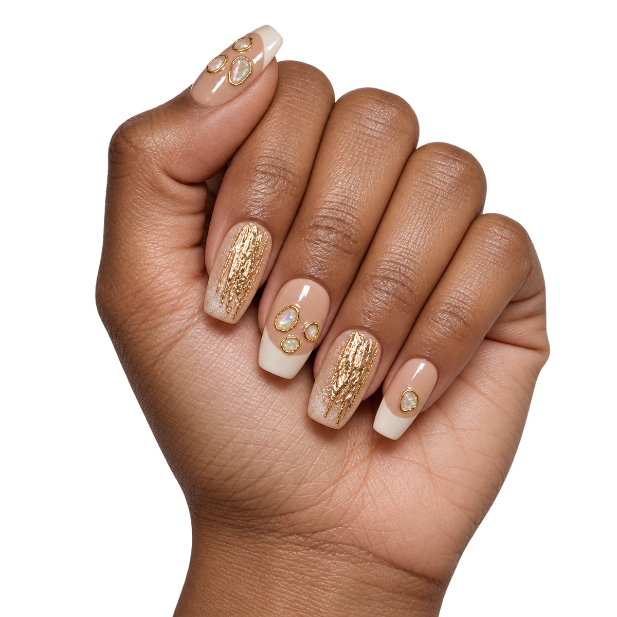 Faux ongles beige à french ivoire, nacre et reliefs dorés portés sur une main — Koharu. @worn
