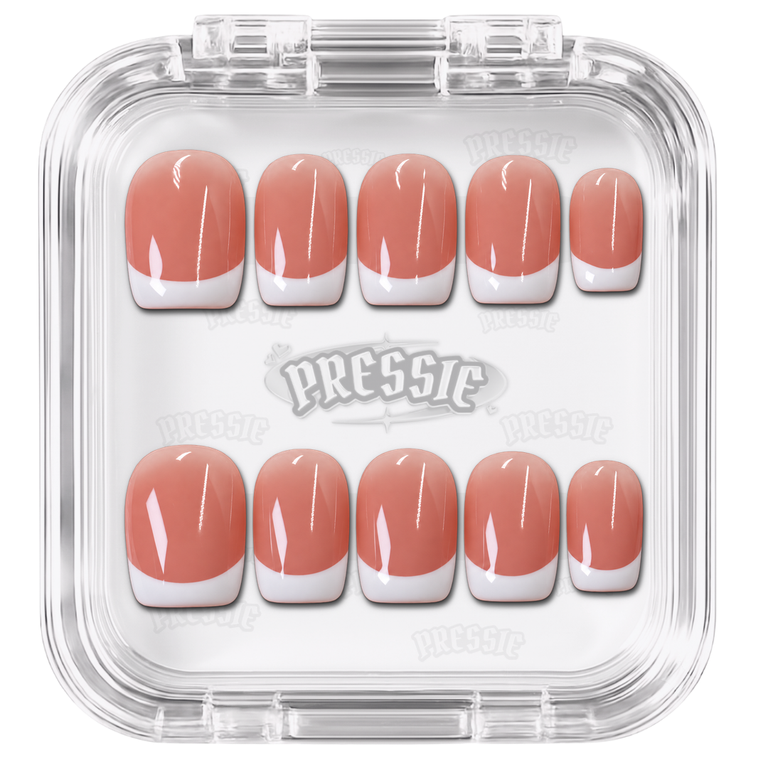 Faux ongles nude à French blanche, présentés dans leur boîte Pressie Nails — Madison. @product
