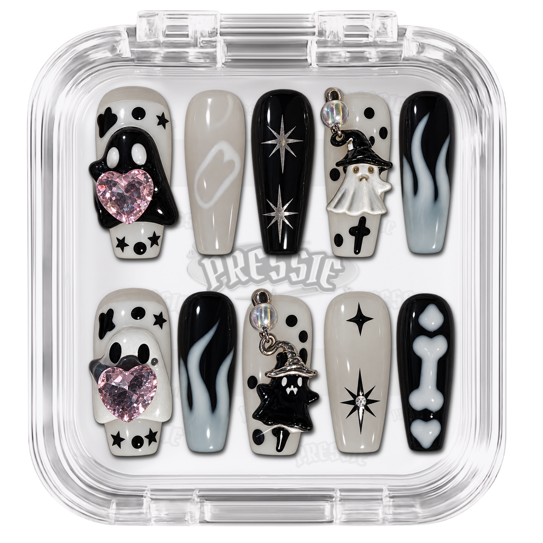 Faux ongles noirs et blancs à fantômes, os et motifs étoilés, présentés dans leur boîte Pressie Nails — Obake. @product