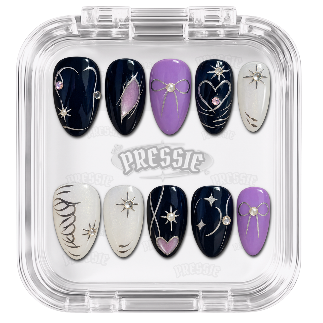 Faux ongles bleus, violets et blancs à motifs étoilés, présentés dans leur boîte Pressie Nails — Reyna. @product
