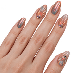 Faux ongles roses et argentés à effets coquillages et strass portés sur une main — Shelly. @worn