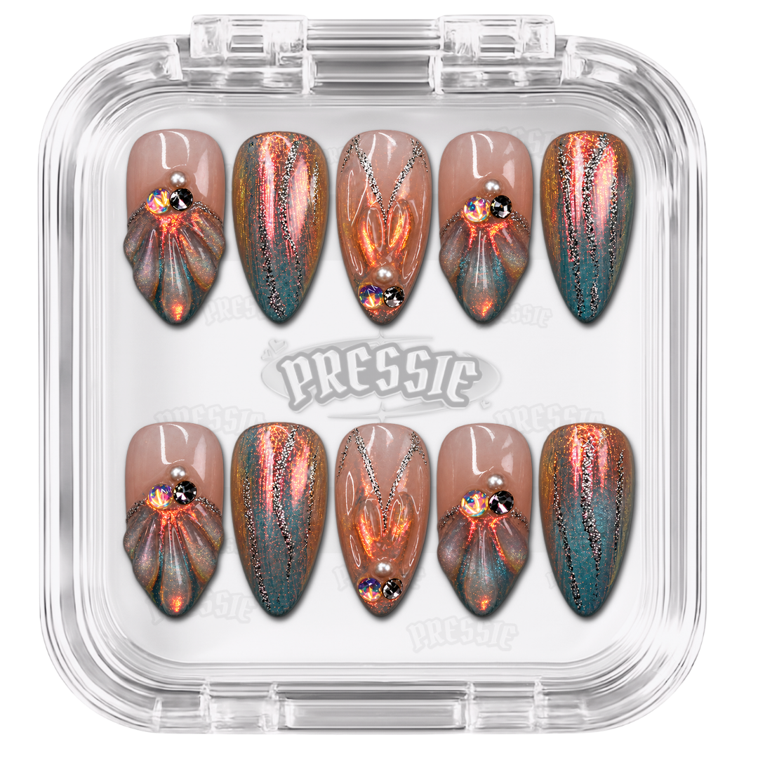 Faux ongles roses et cuivrés à motifs de coquillages et détails brillants, présentés dans leur boîte Pressie Nails — Shelly. @product