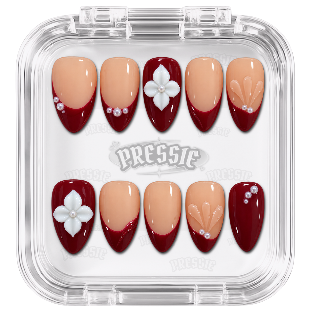 Faux ongles bordeaux et nude à fleurs blanches en relief, présentés dans leur boîte Pressie Nails — Sweet Aki. @product