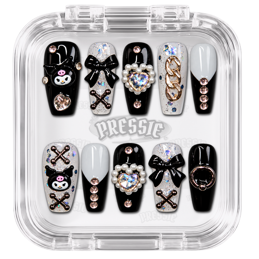 Faux ongles noirs et blancs à personnages kawaii, nœuds et perles, présentés dans leur boîte Pressie Nails — Winter. @product