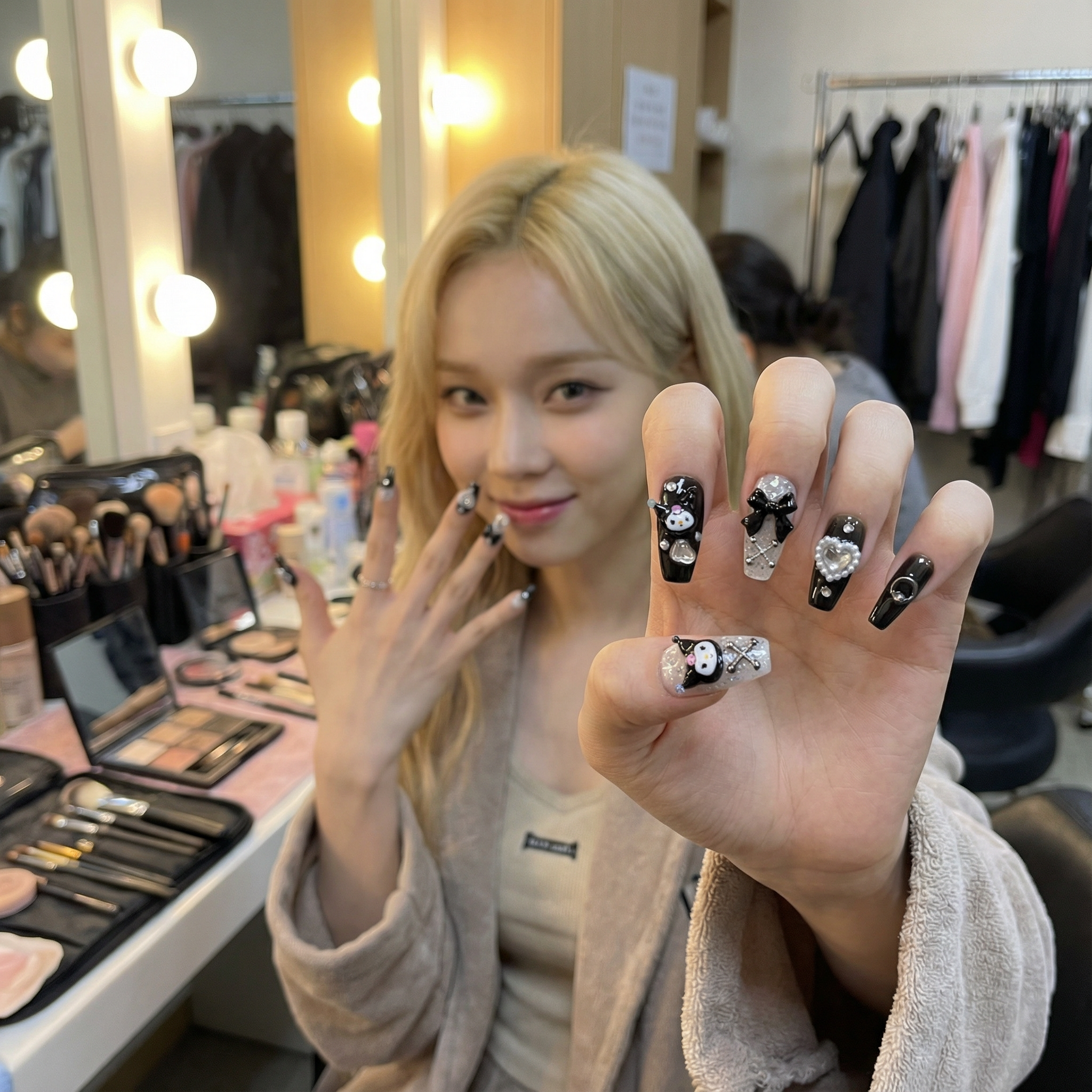 press-on-ongles-ning-ning-aespa-long-amande-arrondi-noir-gothic-hello-kitty-y2k-winter