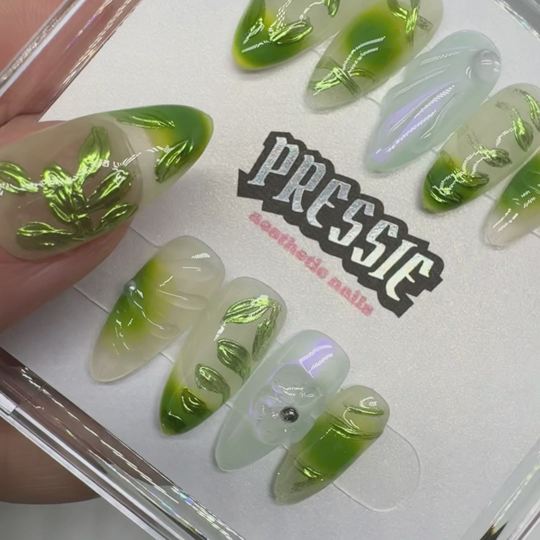 Charger la vidéo: Esmeralda - Halloweenie 2025